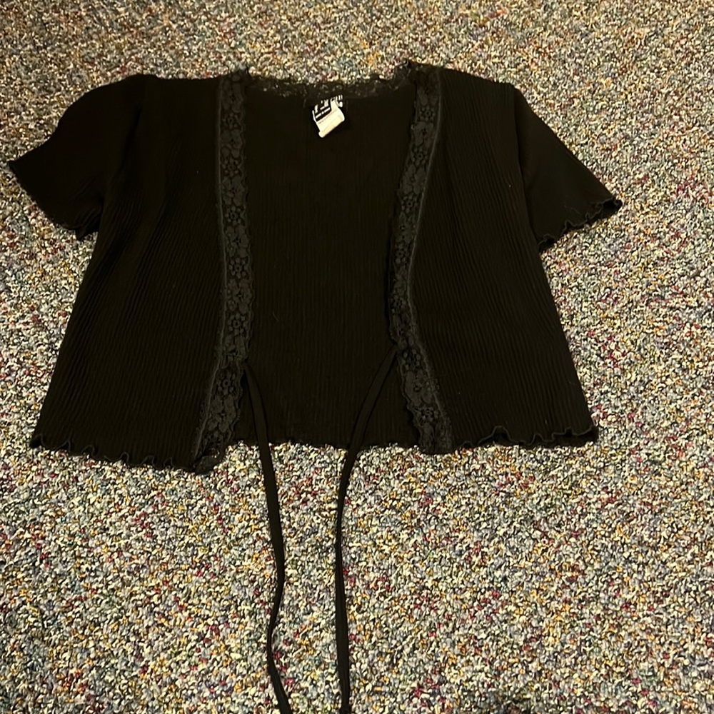 Forever 21 black laced rim short sleeve tie shirt. Size M/L.
